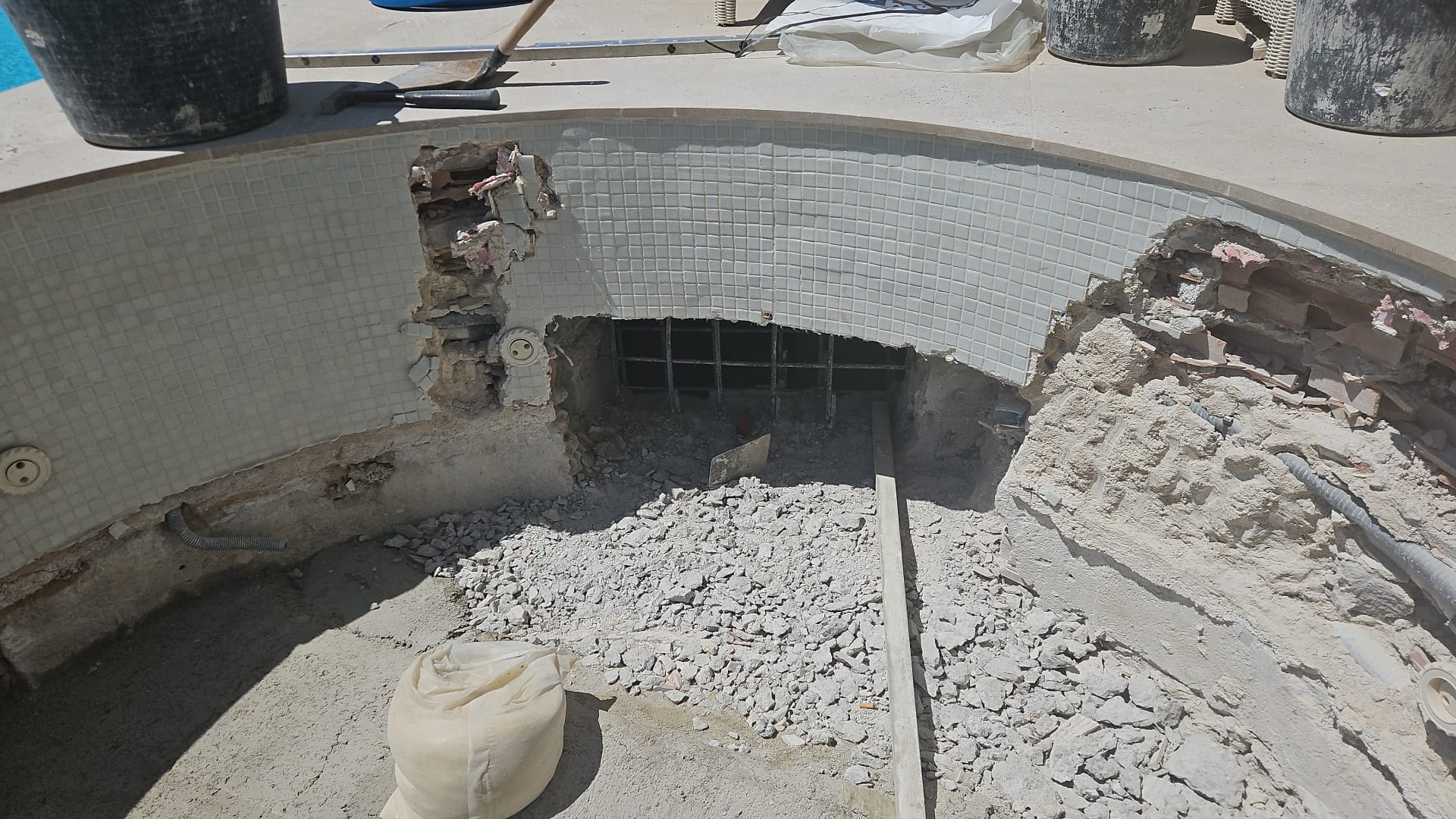 Stone jacuzzi demolition process in Mallorca